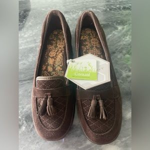 NEW Grasshoppers suede flats. Nicely cushioned. Size 7 N
